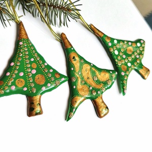 Keleties fenyőfák, arannyal díszített üveg  karácsonyfadíszek - karácsony - karácsonyi lakásdekoráció - karácsonyfadíszek - Meska.hu