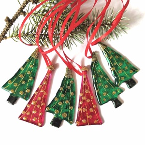 Zöld és pink fenyőfák, arannyal díszített üveg  karácsonyfadíszek, Karácsony, Karácsonyi lakásdekoráció, Karácsonyfadíszek, Üvegművészet, MESKA