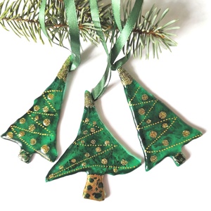 Zöld fenyőfák, arannyal díszített üveg  karácsonyfadíszek, Karácsony, Karácsonyi lakásdekoráció, Karácsonyfadíszek, Üvegművészet, MESKA