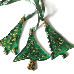 Zöld fenyőfák, arannyal díszített üveg  karácsonyfadíszek - karácsony - karácsonyi lakásdekoráció - karácsonyfadíszek - Meska.hu