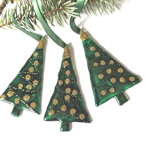 Zöld fenyőfák, arannyal díszített üveg  karácsonyfadíszek - Meska.hu