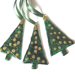 Zöld fenyőfák, arannyal díszített üveg  karácsonyfadíszek - karácsony - karácsonyi lakásdekoráció - karácsonyfadíszek - Meska.hu