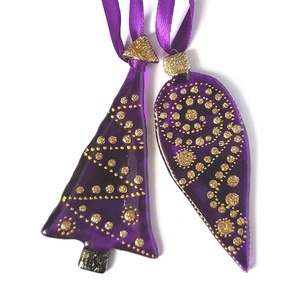 Csepp és fenyőfa formájú  lila üveg karácsonyfadísz arany díszítéssel - karácsony - karácsonyi lakásdekoráció - karácsonyfadíszek - Meska.hu