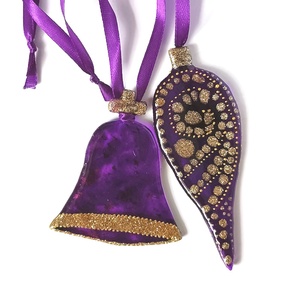 Harang és csepp formájú  lila üveg karácsonyfadísz arany díszítéssel - karácsony - karácsonyi lakásdekoráció - karácsonyfadíszek - Meska.hu