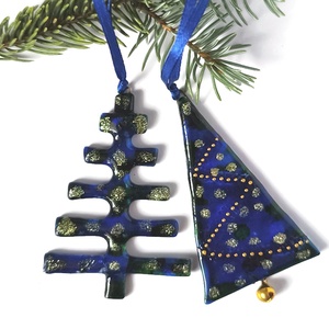 Kék fenyőfák, üveg karácsonyfadísz arany díszítéssel - Meska.hu