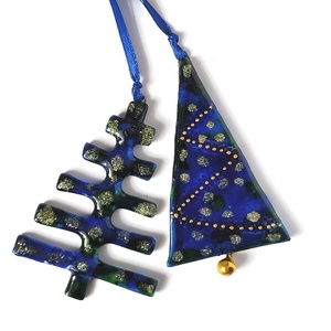 Kék fenyőfák, üveg karácsonyfadísz arany díszítéssel - karácsony - karácsonyi lakásdekoráció - karácsonyfadíszek - Meska.hu