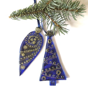 Csepp és fenyőfa kék üveg karácsonyfadísz arany díszítéssel - karácsony - karácsonyi lakásdekoráció - karácsonyfadíszek - Meska.hu