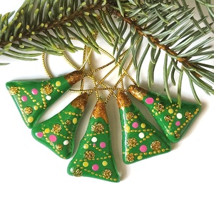 Pici színes  fenyőfák, üveg ajándékkísérő - Meska.hu