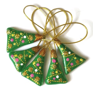 Pici színes  fenyőfák, üveg ajándékkísérő - karácsony - karácsonyi lakásdekoráció - karácsonyfadíszek - Meska.hu