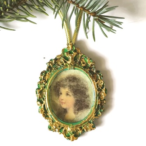 Barokk stílusú karácsonyfadísz angyal portréval, öntött kerámia - karácsony - karácsonyi lakásdekoráció - karácsonyfadíszek - Meska.hu