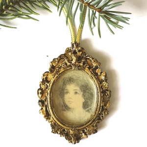 Barokk stílusú karácsonyfadísz angyal portréval, öntött kerámia - karácsony - karácsonyi lakásdekoráció - karácsonyfadíszek - Meska.hu