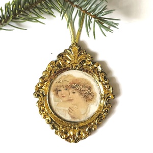 Barokk stílusú karácsonyfadísz angyal portréval, öntött kerámia - karácsony - karácsonyi lakásdekoráció - karácsonyfadíszek - Meska.hu