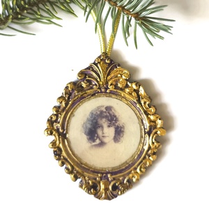 Barokk stílusú karácsonyfadísz leány portréval, öntött kerámia - karácsony - karácsonyi lakásdekoráció - karácsonyfadíszek - Meska.hu