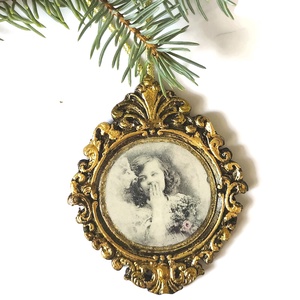 Barokk stílusú karácsonyfadísz leány portréval, öntött kerámia - karácsony - karácsonyi lakásdekoráció - karácsonyfadíszek - Meska.hu