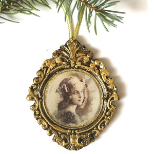 Barokk stílusú karácsonyfadísz leány portréval, öntött kerámia - karácsony - karácsonyi lakásdekoráció - karácsonyfadíszek - Meska.hu