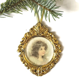 Barokk stílusú karácsonyfadísz angyal portréval, öntött kerámia - karácsony - karácsonyi lakásdekoráció - karácsonyfadíszek - Meska.hu