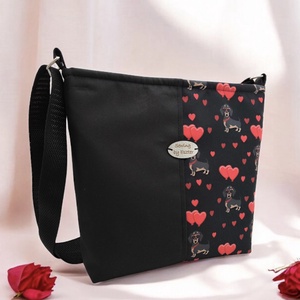 Szerelmes tacskó mintás crossbody  -  Fekete és szívecskés , Táska & Tok, Kézitáska & válltáska, Válltáska, Varrás, MESKA