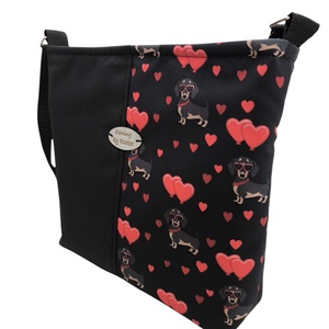 Szerelmes tacskó mintás crossbody  -  Fekete és szívecskés  - táska & tok - kézitáska & válltáska - válltáska - Meska.hu