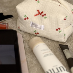 'Margot' Beauty Bag pamut cseresznyés neszesszer piros masnival - Meska.hu