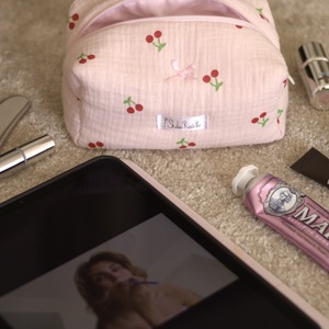 'Clara' Beauty Bag pamut cseresznyés neszesszer rózsaszín masnival, Táska & Tok, Neszesszer, Varrás, MESKA