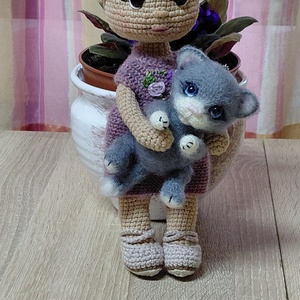 Anna horgolt baba, Játék & Sport, Baba & babaház, Öltöztethető baba, Horgolás, Kötés, Anna baba 26 cm magas. Hímzett,kötött ruhácskája és a cipője levehető. Karjai drótból készült merev..., MESKA