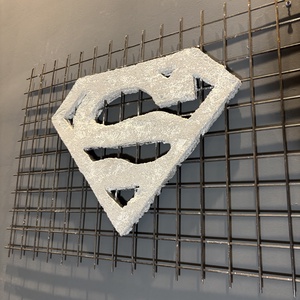 Superman logo beton fali dekoráció, Otthon & Életmód, Dekoráció, Fali és függő dekoráció, Falra akasztható dekor, Szobrászat, MESKA