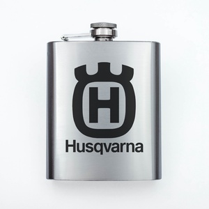 Gravírozott fém flaska - Husqvarna, Otthon & Életmód, Konyhafelszerelés, tálalás, Flaska, csatos üveg, Gravírozás, pirográfia, MESKA