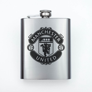 Gravírozott fém flaska - Manchester United - otthon & életmód - konyhafelszerelés, tálalás - flaska, csatos üveg - Meska.hu