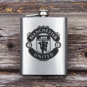 Gravírozott fém flaska - Manchester United - otthon & életmód - konyhafelszerelés, tálalás - flaska, csatos üveg - Meska.hu