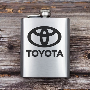 Gravírozott fém flaska - Toyota - otthon & életmód - konyhafelszerelés, tálalás - flaska, csatos üveg - Meska.hu