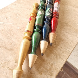 Rusztikus óriás ceruzák, faragott, festett, egyedi fa ceruzatartó, különleges, mozgó dizájn - otthon & életmód - dekoráció - dísztárgy - Meska.hu