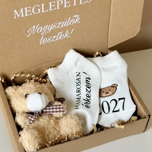 Macis babazokni szett, baba bejelentő zokni leendő szülőnek vagy nagyszülőknek csomag - baba - mama - babaemlékek - bababejelentők - Meska.hu