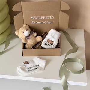 Macis babazokni szett, baba bejelentő zokni leendő szülőnek vagy nagyszülőknek csomag - baba - mama - babaemlékek - bababejelentők - Meska.hu