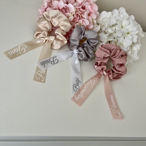 Koszorúslány, tanú, lánybúcsú ajándék scrunchie hajgumi feliratozott szatén szalaggal - Meska.hu