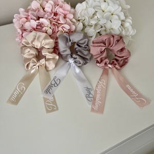 Koszorúslány, tanú, lánybúcsú ajándék scrunchie hajgumi feliratozott szatén szalaggal - esküvő - lánybúcsú - Meska.hu