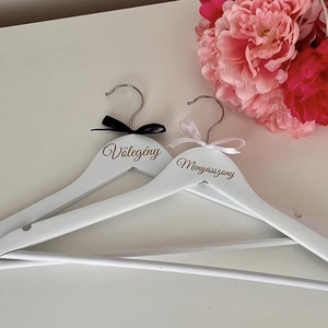 Esküvői vállfa, menyasszony, koszorúslány, vőlegény, örömanya feliratos vállfa - esküvő - ruha - vállfa - Meska.hu