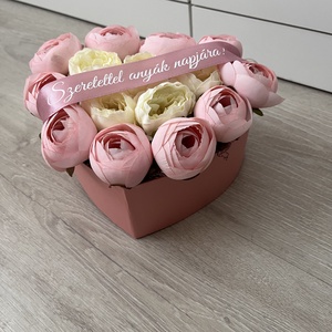Anyák napi szív alakú virágbox - esküvő - emlék & ajándék - szülőköszöntő ajándék - Meska.hu