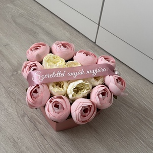 Anyák napi szív alakú virágbox - esküvő - emlék & ajándék - szülőköszöntő ajándék - Meska.hu