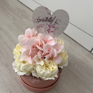 Szülőköszöntő, nagymama köszöntő közepes KÖR virágbox köszöntő táblával - anyák napjára szeretettel - esküvő - emlék & ajándék - szülőköszöntő ajándék - Meska.hu