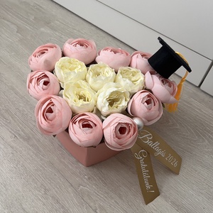 Szív alakú nagy virágbox ballagásra, diplomaosztóra - otthon & életmód - virágdekoráció - virágok - virágbox - Meska.hu