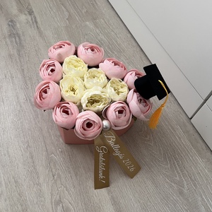 Szív alakú nagy virágbox ballagásra, diplomaosztóra - otthon & életmód - virágdekoráció - virágok - virágbox - Meska.hu