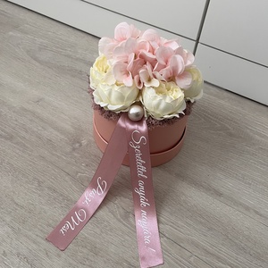 Anyák napi virágbox köszönő szalaggal - hortenzia és rózsa - esküvő - emlék & ajándék - szülőköszöntő ajándék - Meska.hu