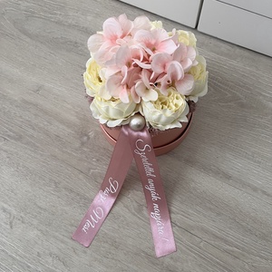 Anyák napi virágbox köszönő szalaggal - hortenzia és rózsa - esküvő - emlék & ajándék - szülőköszöntő ajándék - Meska.hu