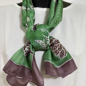 Egyedi, kézzel festett selyemsál  hidegviasz technikával, zöld-barna mintával - Meska.hu