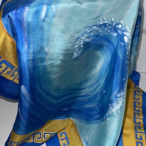 Kék-türkiz selyemkendő arany részletekkel – visszafogott luxus a mindennapokra, Ruha & Divat, Sál, Sapka, Kendő, Kendő, , Ez az egyedi, kézzel festett selyemkendő a kifinomult, időtlen eleganciát képviseli. A mély kék és ..., MESKA