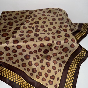 Kézzel festett 100% hernyóselyem kendő � Arany Párduc (74�74 cm, egyedi darab) - ruha & divat - sál, sapka, kendő - kendő - Meska.hu