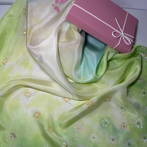 Kézzel festett selyemkendő � virágos, zöld-pasztell árnyalatokkal, 74x74 cm - ruha & divat - sál, sapka, kendő - kendő - Meska.hu