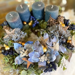 Kék gyertyás Adventi koszorú selyemvirágos karácsonyi asztaldísz, Karácsony, Adventi díszek, Adventi koszorú, Virágkötés, MESKA