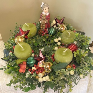 Kislány macival Adventi koszorú karácsonyi asztaldísz, Karácsony, Adventi díszek, Adventi koszorú, Virágkötés, Különleges kissé retro  hangulatot teremt a kislány figurával és a gömb formájú gyertyákkal. Tartós..., MESKA