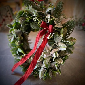 Piros masnis karácsonyi kopogtató ajtódísz koszorú - otthon & életmód - dekoráció - ajtó- és ablak dekoráció - ajtódísz & kopogtató - Meska.hu